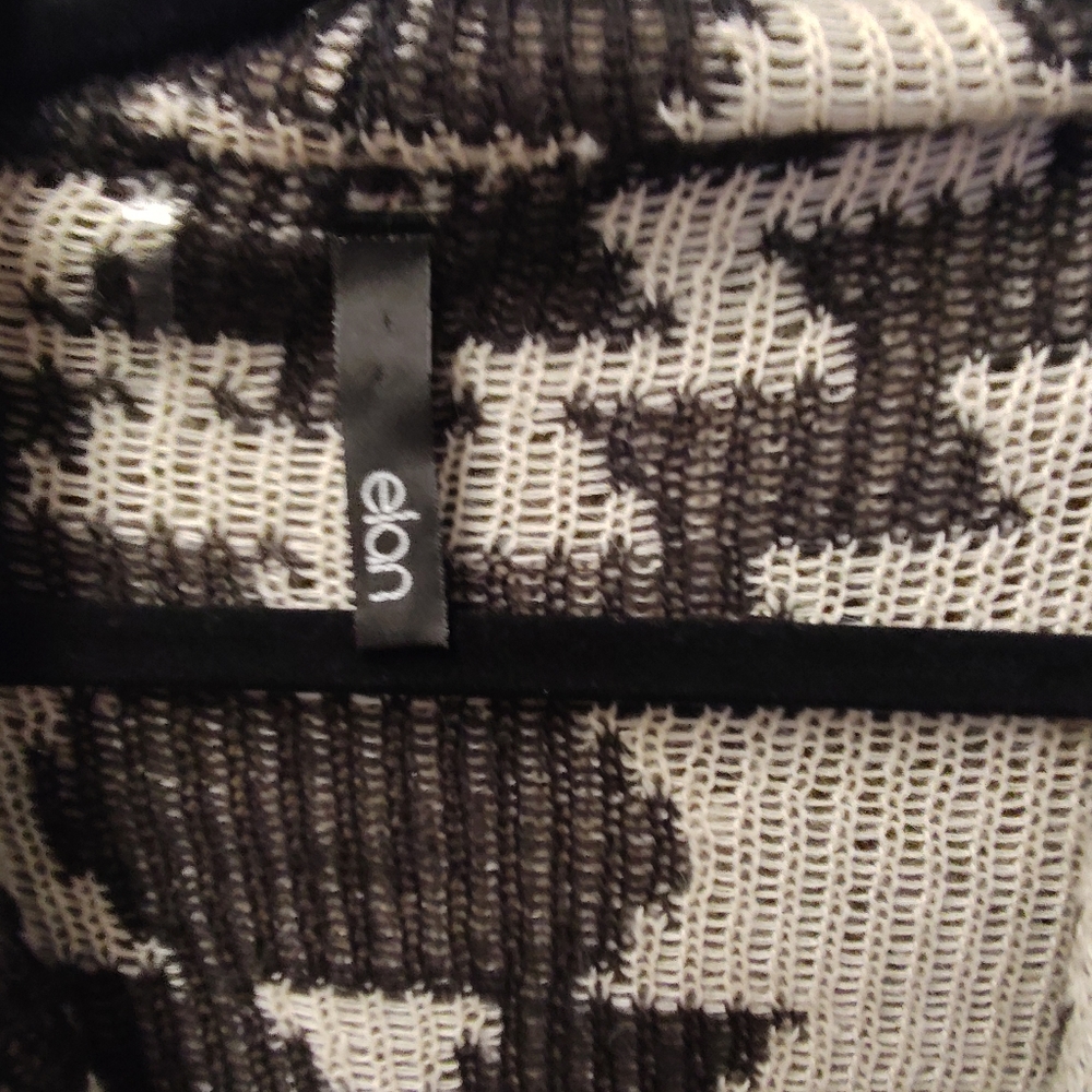 Elon Aztec Pattern Size M - Picture 2 of 4